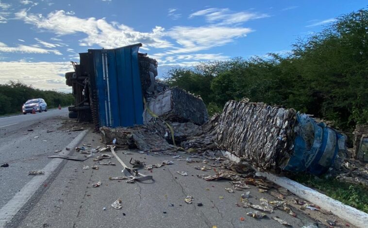 Carreta material reciclável tomba na BR 304 MOSSORÓ NEWS